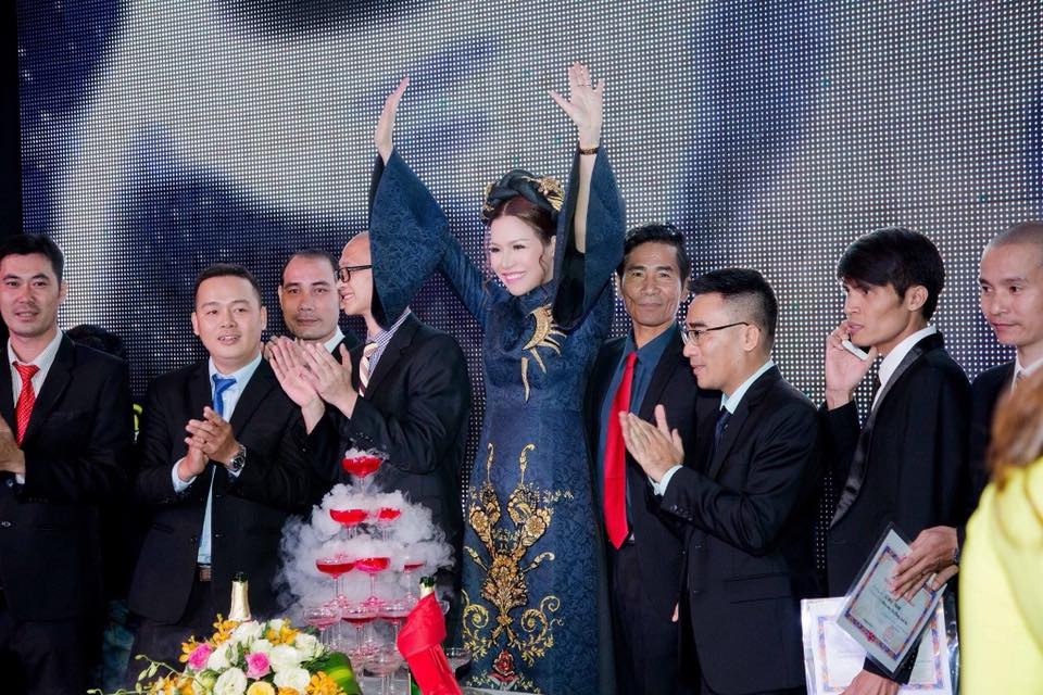 Cong ty Long Hoang to chuc tiec tat nien, tang U23 Viet Nam 300 trieu hinh anh