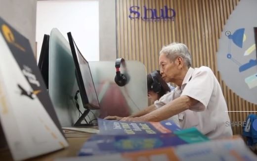 Cu ong 76 tuoi den thu vien so tu hoc tieng Anh moi ngay hinh anh