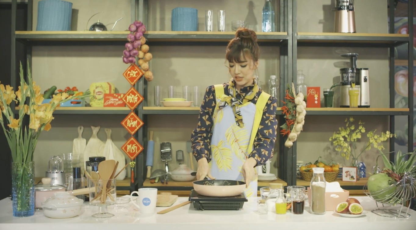 Bich Phuong tro tai lam mut dua ngay Tet hinh anh