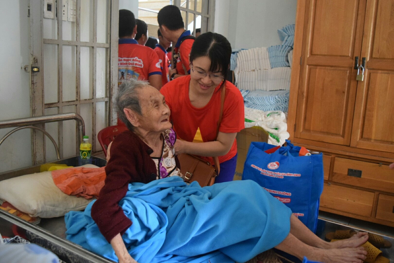 Cong ty AFF lan toa tinh than U23 Viet Nam den nguoi ngheo hinh anh