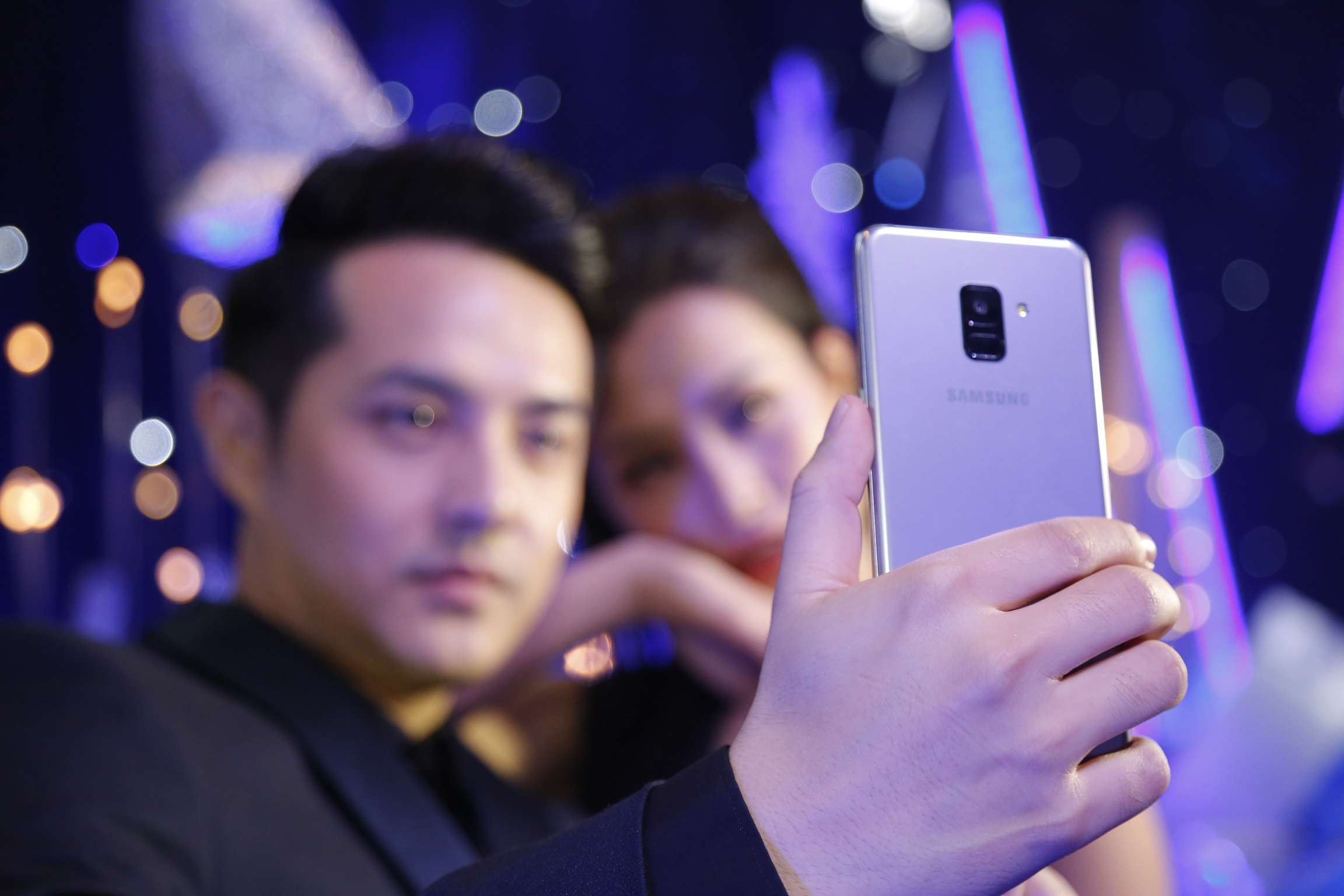 Vi sao Galaxy A8/A8+ la lua chon noi bat cho nguoi dung tre? hinh anh