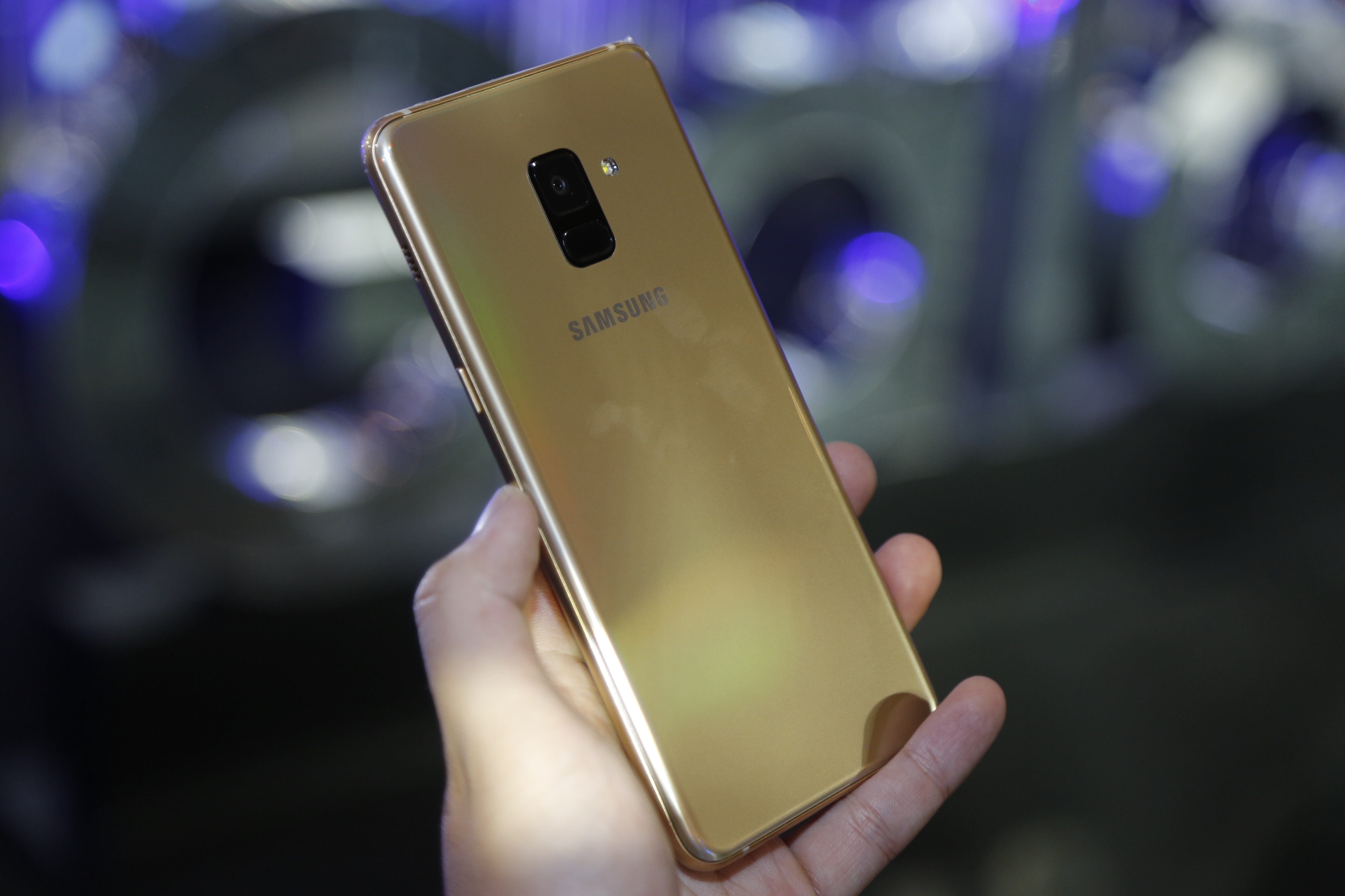 Galaxy A8 anh 3