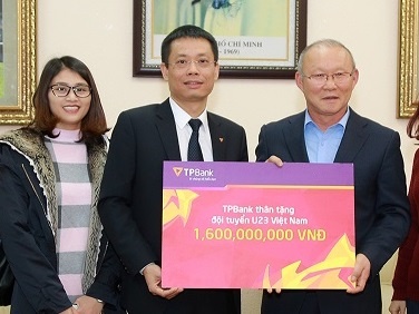 TPBank trao thuong 1,6 ty dong cho doi tuyen U23 Viet Nam hinh anh