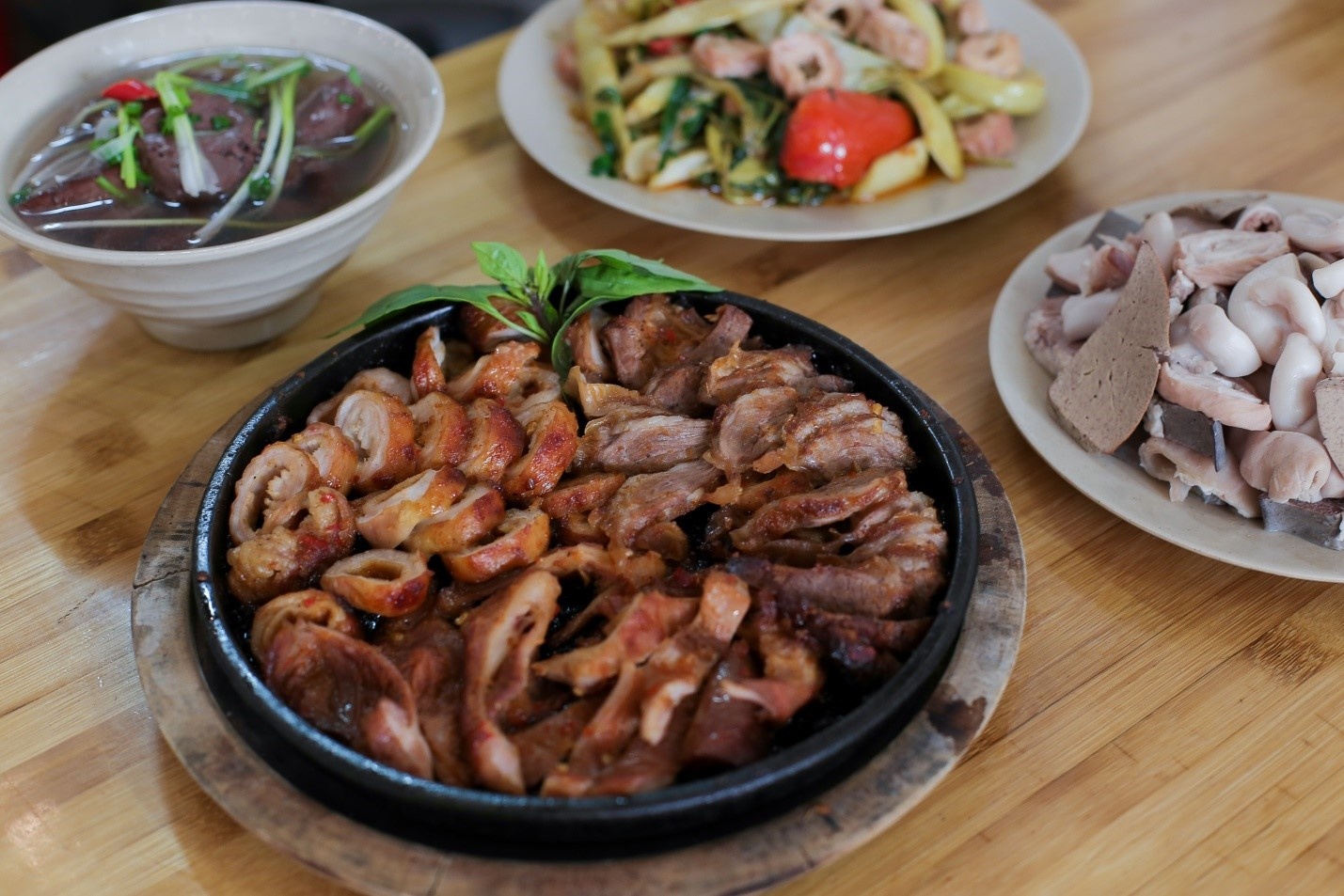 Nem mon binh dan hap dan moi thuc khach tai Long Chat quan hinh anh