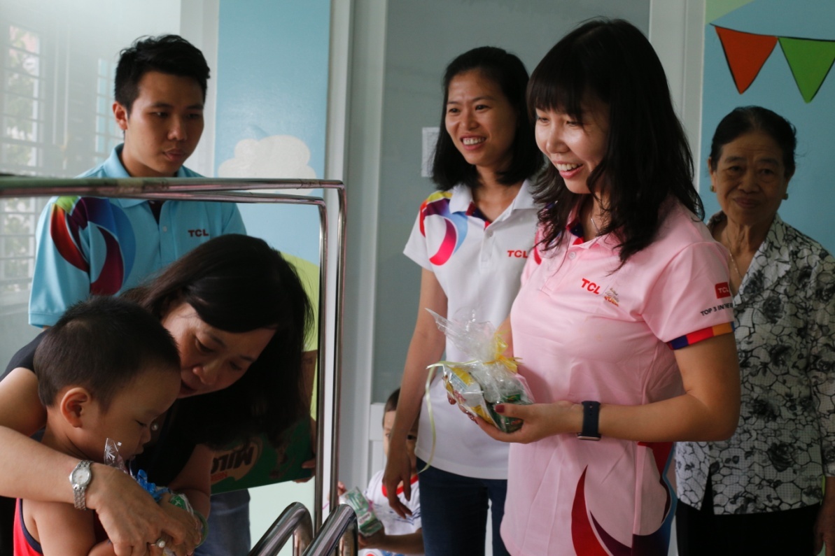 TCL mang Tet som cho tre em mo coi va khuyet tat tai TP.HCM hinh anh