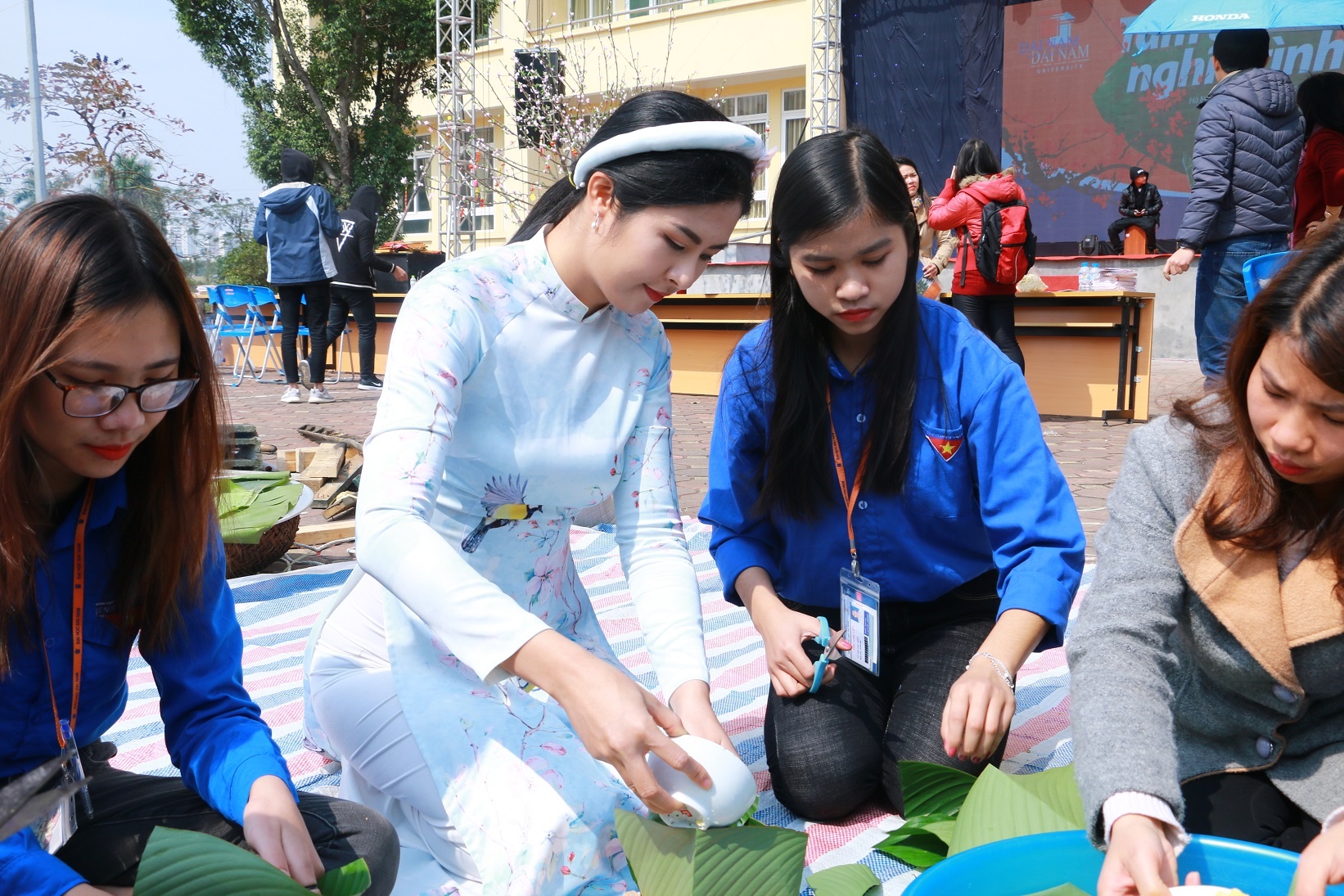 Hoa hau Ngoc Han dong hanh cung chuong trinh 'Tam banh nghia tinh'​ hinh anh