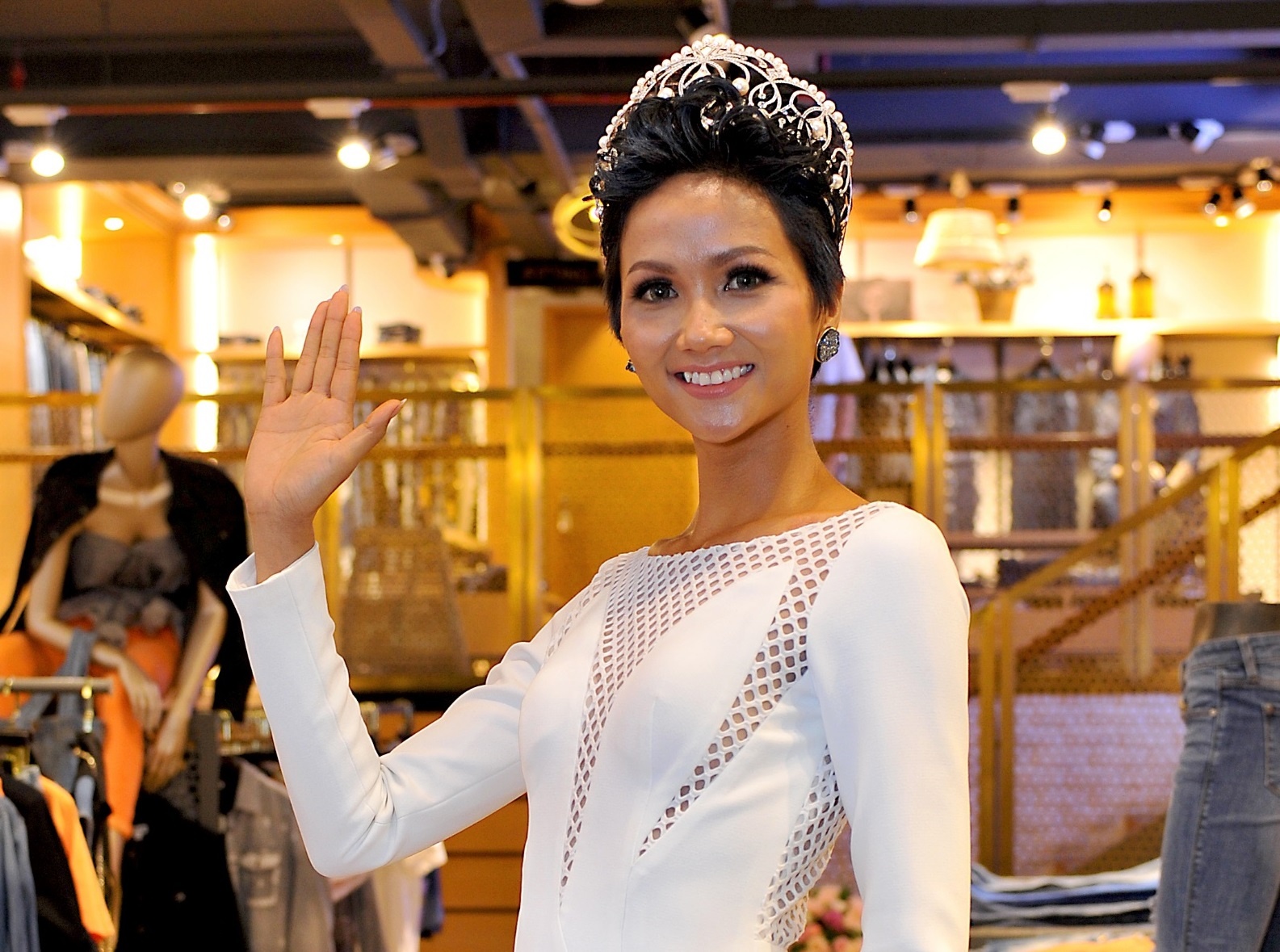 Hoa hau H’Hen Nie bat mi ve thuong hieu jeans yeu thich hinh anh