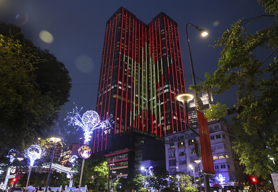 Toa nha Times Square nhuom mau co To quoc don U23 Viet Nam hinh anh