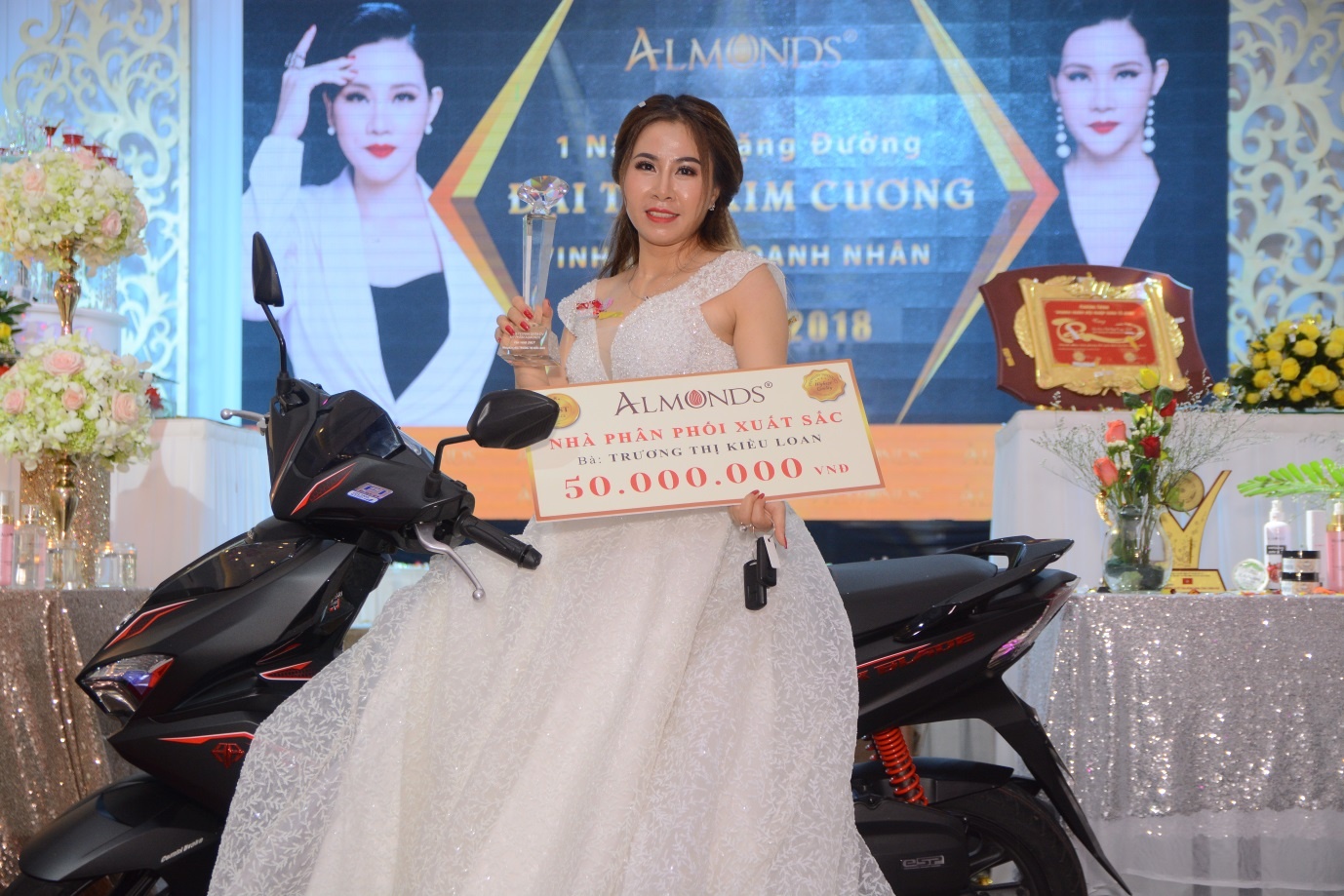 'Dai tiec kim cuong' vinh danh doanh nhan cung my pham Almonds hinh anh