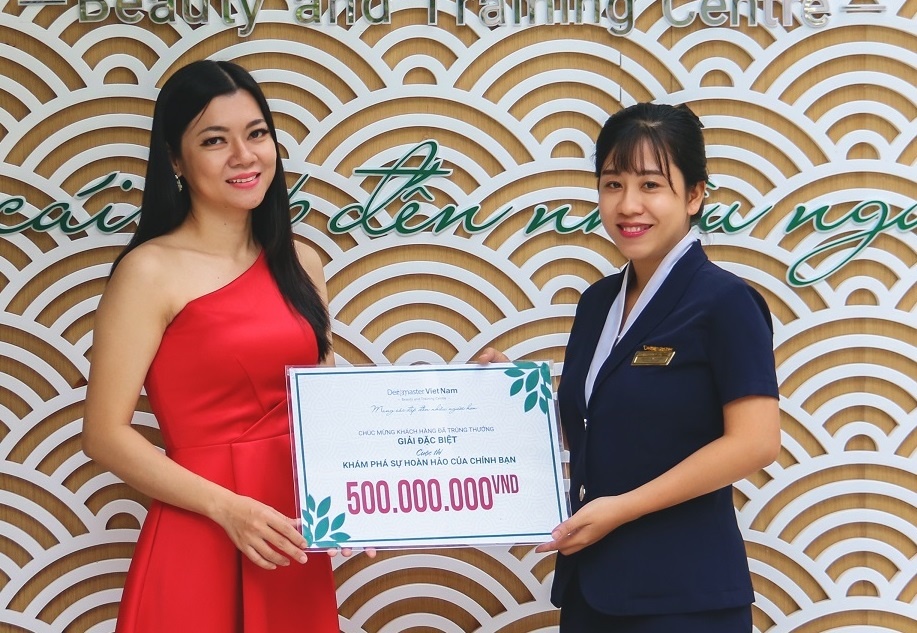 Lo dien chu nhan giai thuong lam dep 500 trieu dong tai Dermaster VN hinh anh