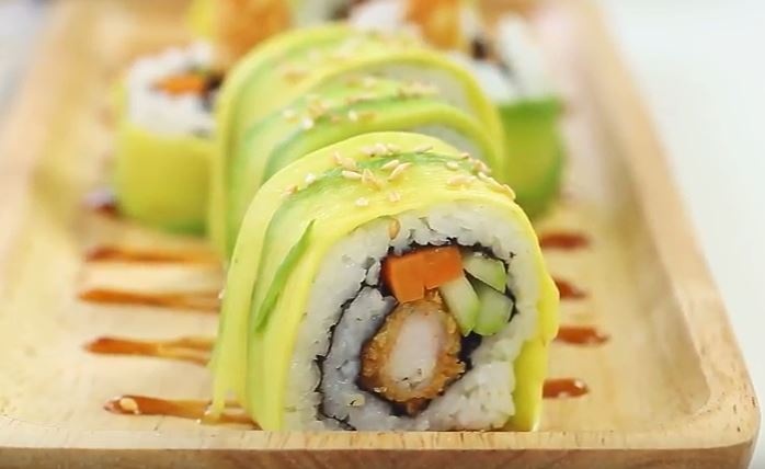 Cach che bien sushi cuon tom chien chuan Nhat ngon ngat ngay hinh anh