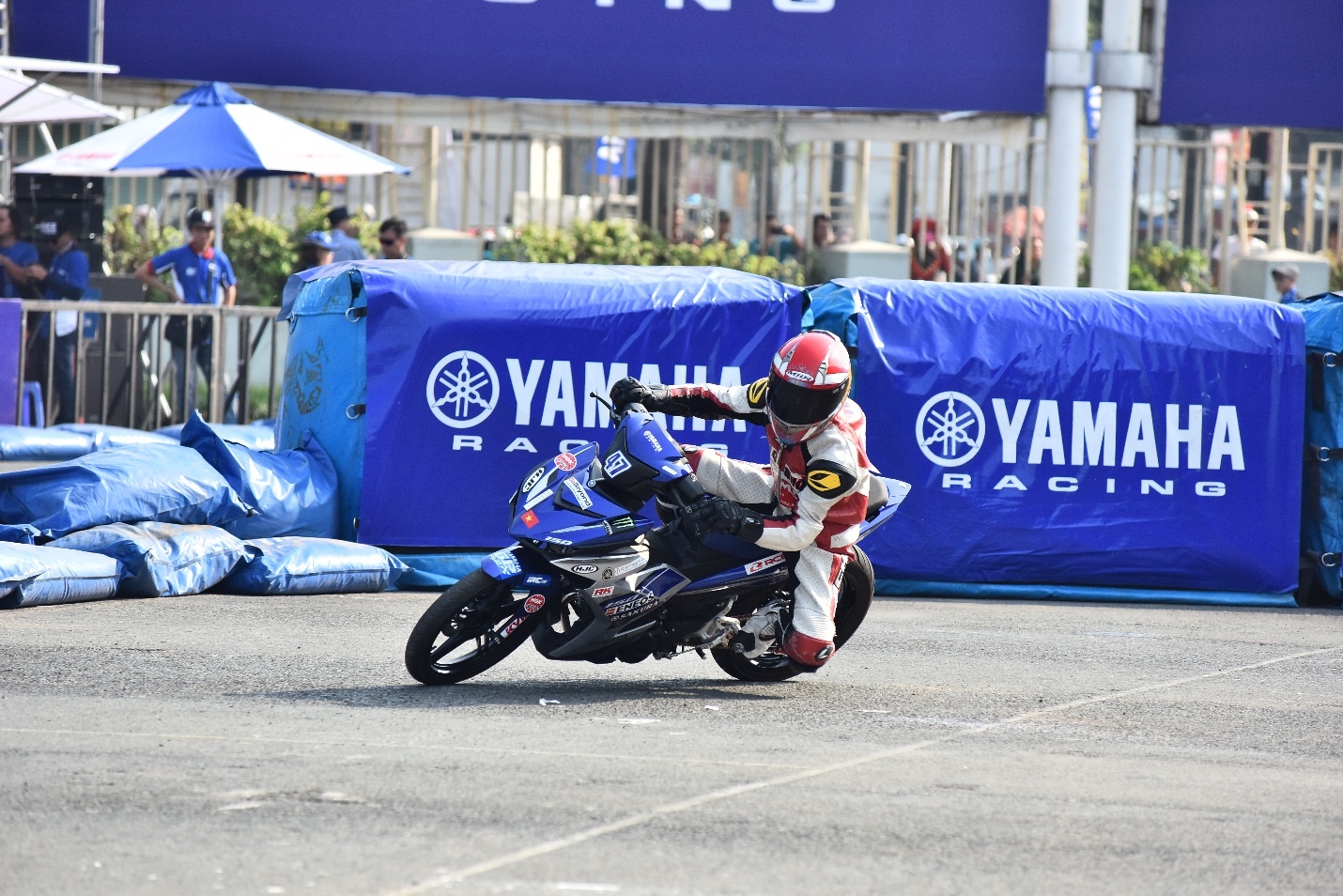 Monster Energy tai tro nuoc uong cho giai dau Yamaha GP hinh anh