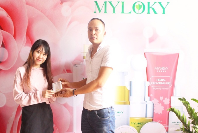 Khach hang trung thuong iPhone X tu thuong hieu my pham Myloky hinh anh