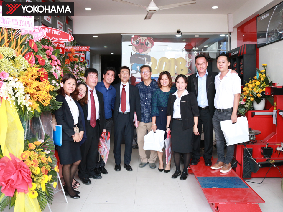 Khach hang hao huc du khai truong cua hang Yokohama Le Gia Phuc hinh anh