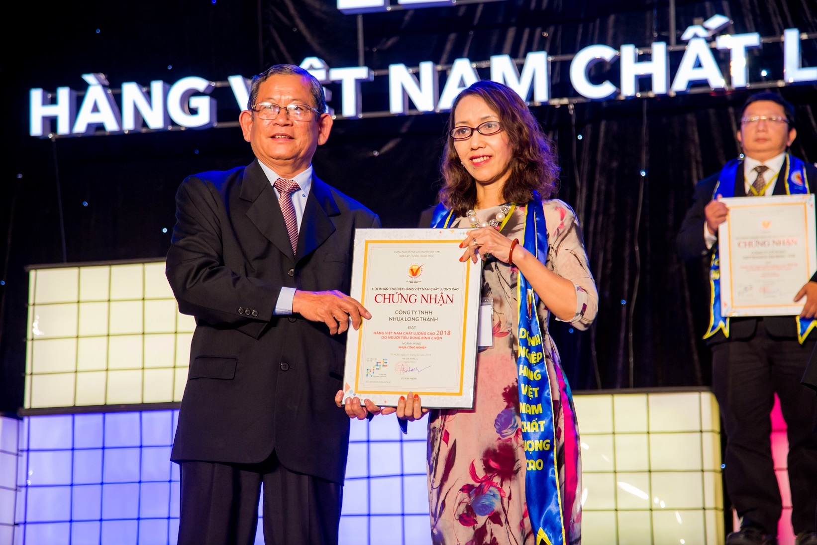 Cong ty Nhua Long Thanh dat danh hieu Hang Viet Nam chat luong cao hinh anh