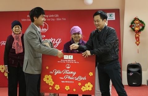 Nhan hang Hong Linh Cot mang Tet den voi vien duong lao Dien Hong hinh anh