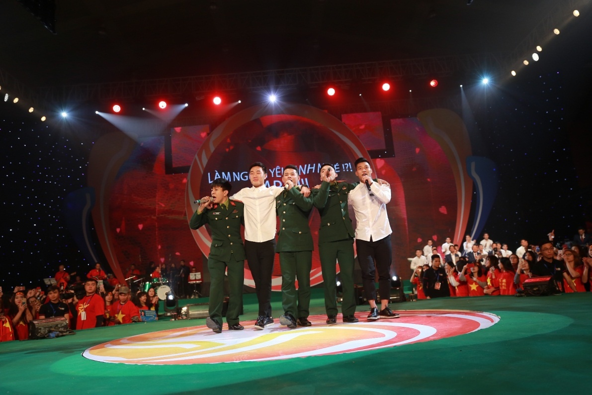 Tan Hoang Minh dong hanh tai tro chuong trinh giao luu U23 Viet Nam hinh anh