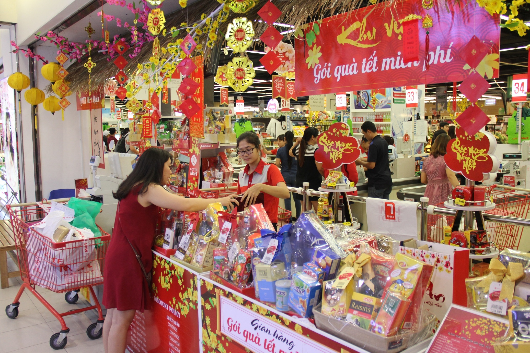 Ron rang sac xuan, den Lotte Mart la thay Tet hinh anh