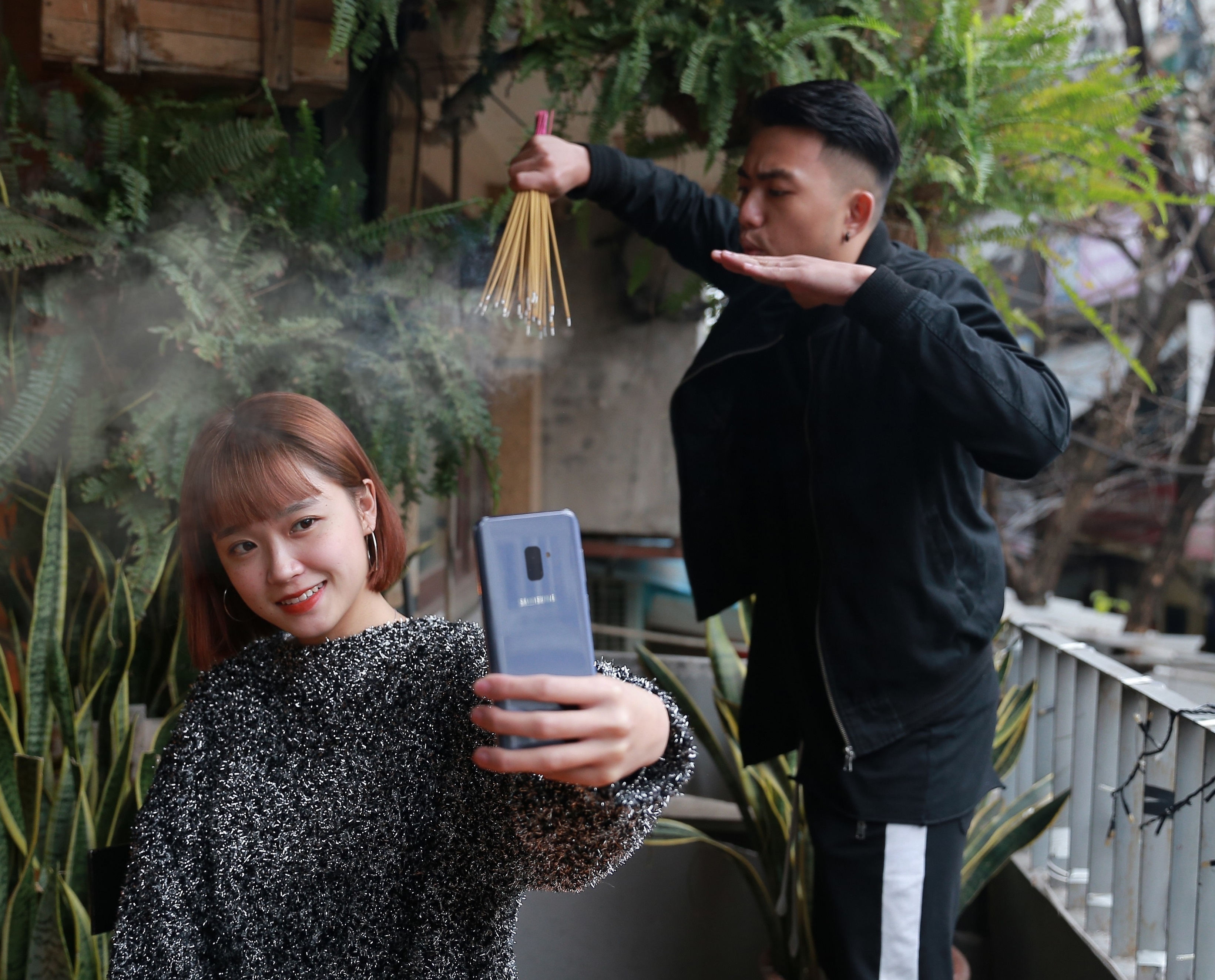 Hau truong hai huoc cua nhung buc anh selfie ao dieu hinh anh