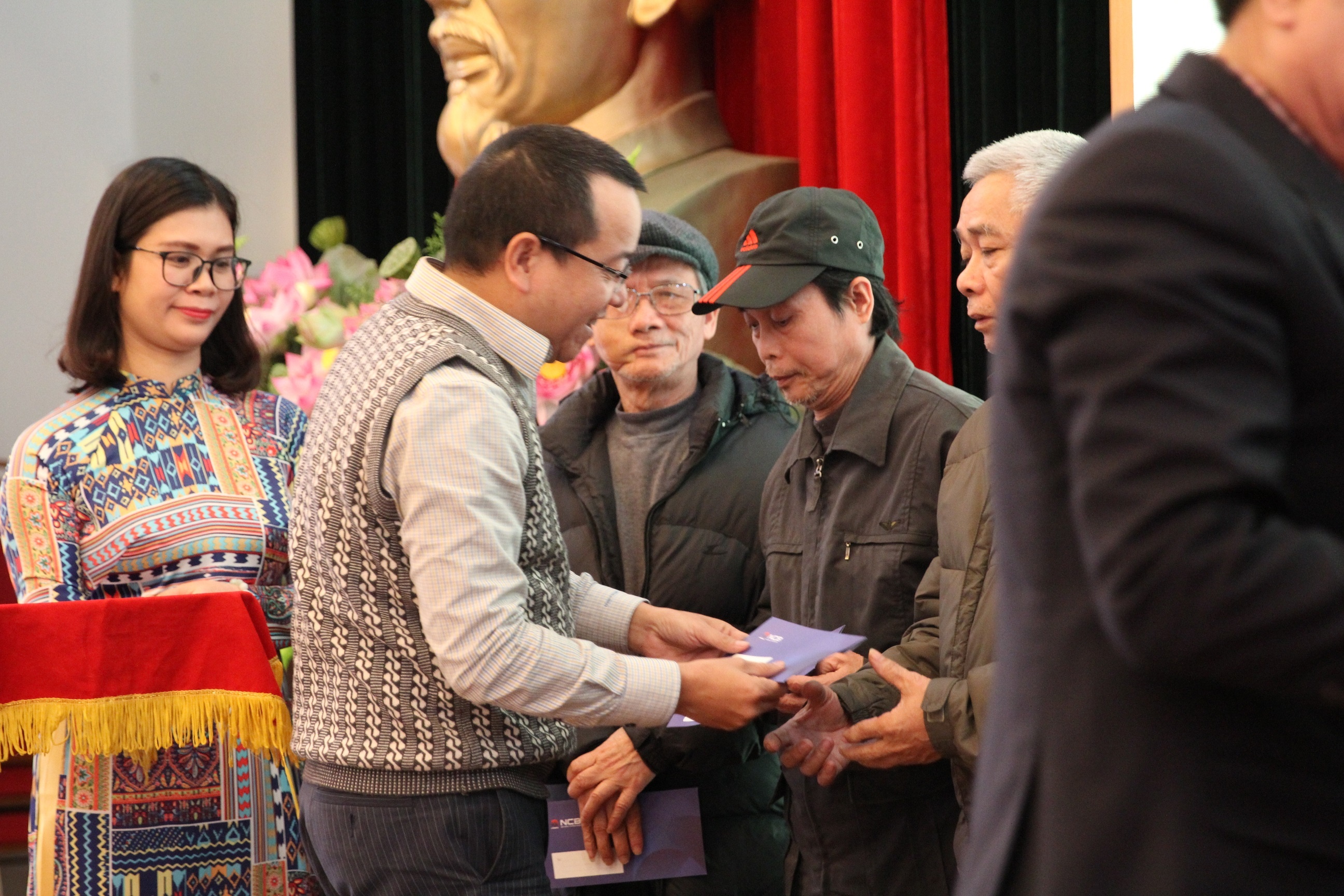 NCB giup nguoi ngheo huong tron niem vui khi Tet ve hinh anh