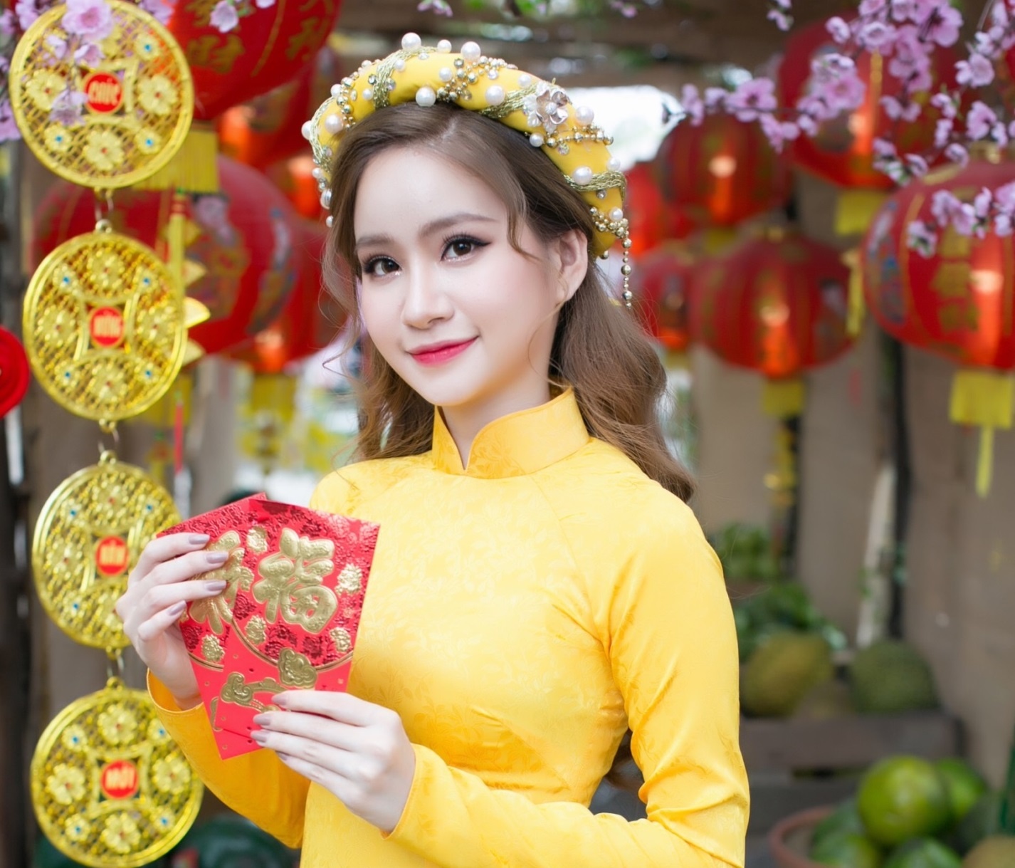 A hau Ngoc Huyen dien ao dai xuong pho don xuan hinh anh