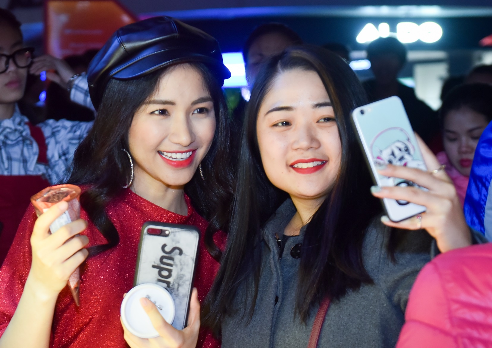 Hoa Minzy cung hang tram ban tre san kem mien phi ngay dong hinh anh