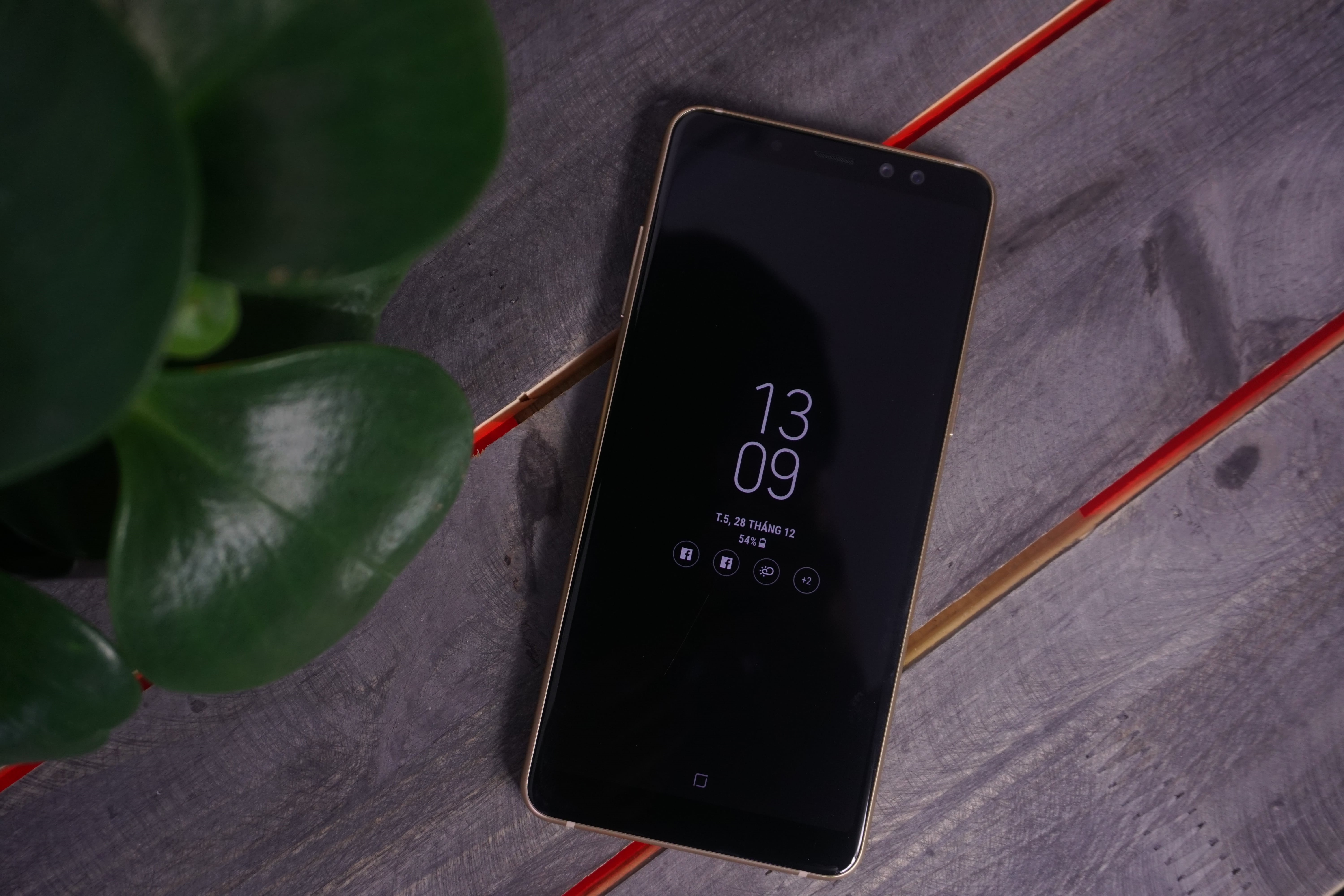 Danh gia man hinh tran vien cua Galaxy A8+ hinh anh