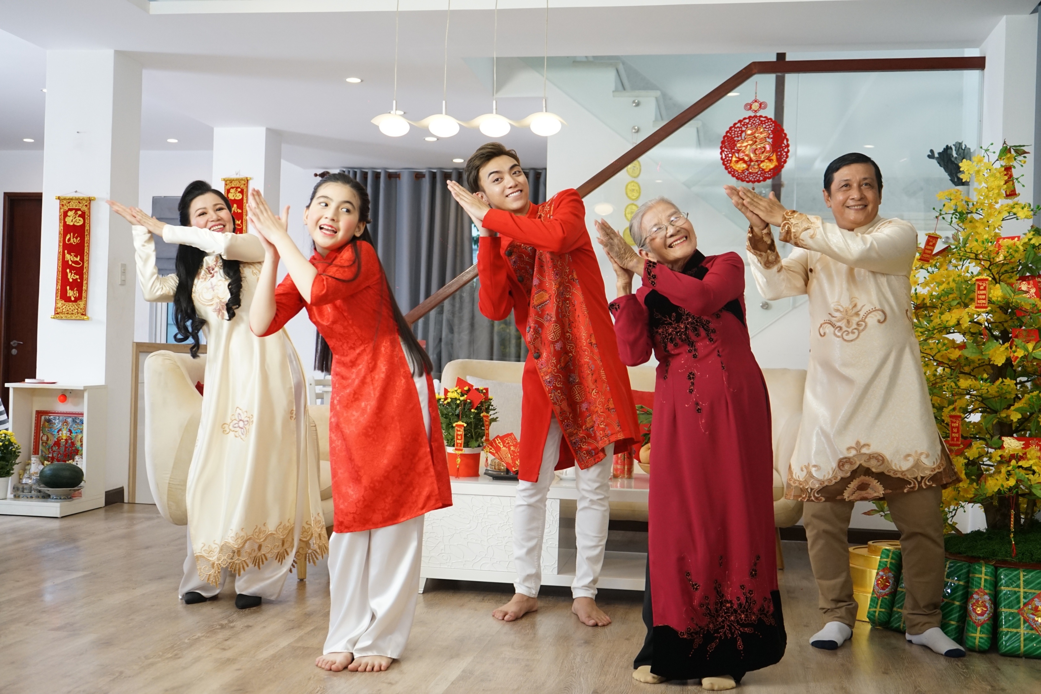 Soobin lang xe vu dieu rua tay trong MV Tet hinh anh