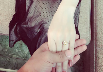 Cau thu Van Thanh tang ban gai nhan kim cuong dip Valentine hinh anh