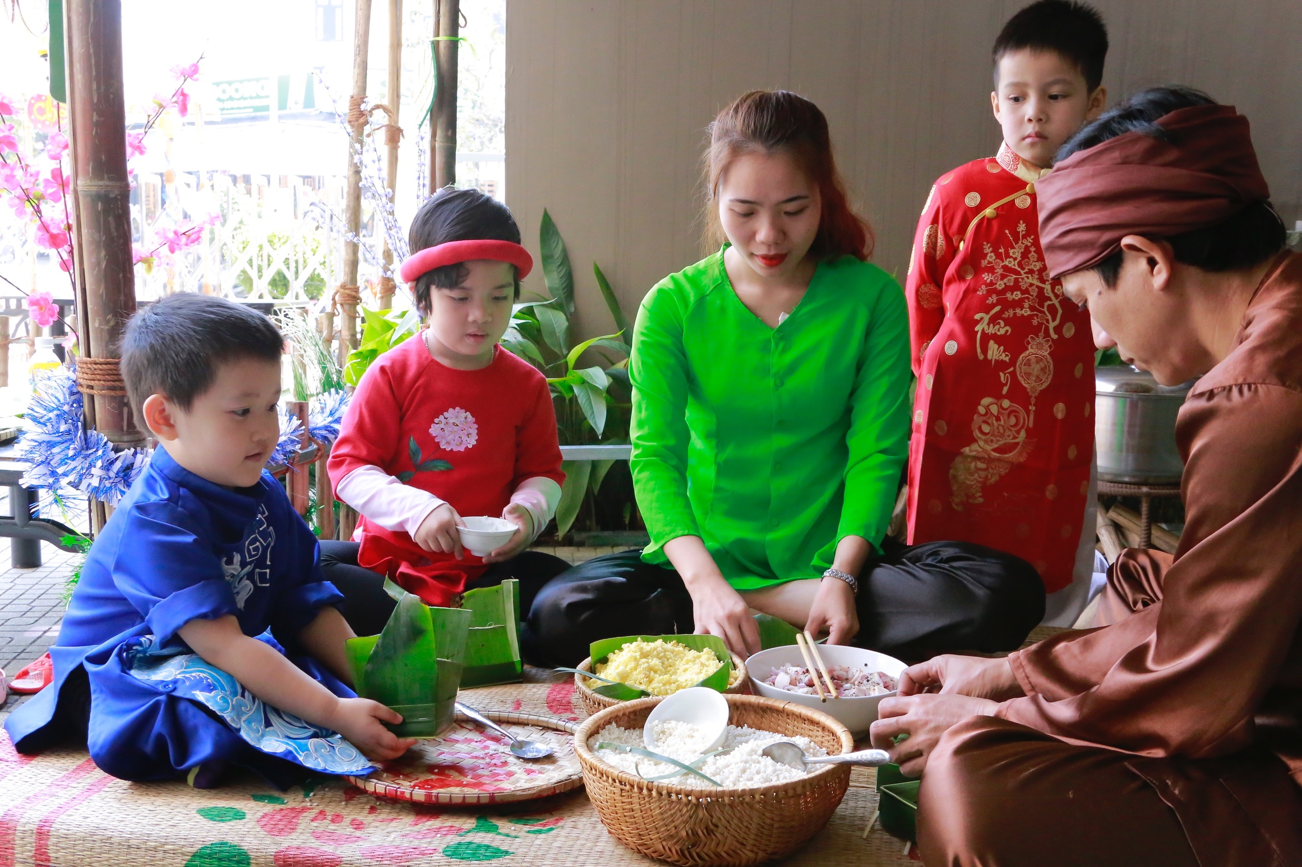 Hoc sinh Hue rang ro trong hoi xuan dau nam hinh anh