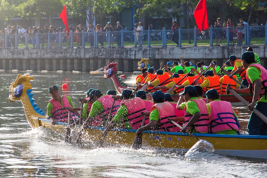 Le hoi thuyen rong Ha Noi thu hut hon 400 van dong vien tranh tai hinh anh