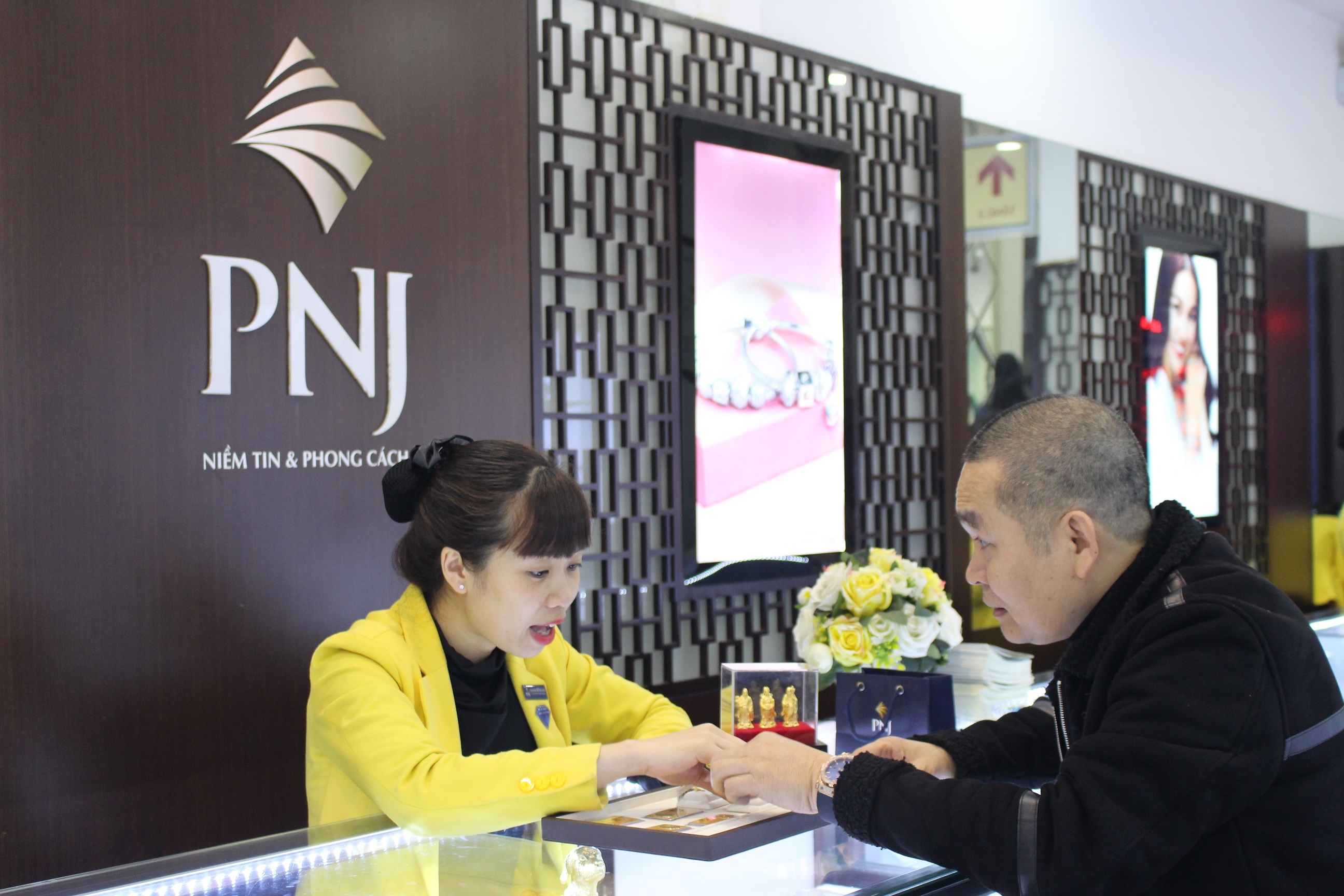 NSUT Xuan Hinh, Thu Trang di mua vong phong thuy ngay via Than tai hinh anh