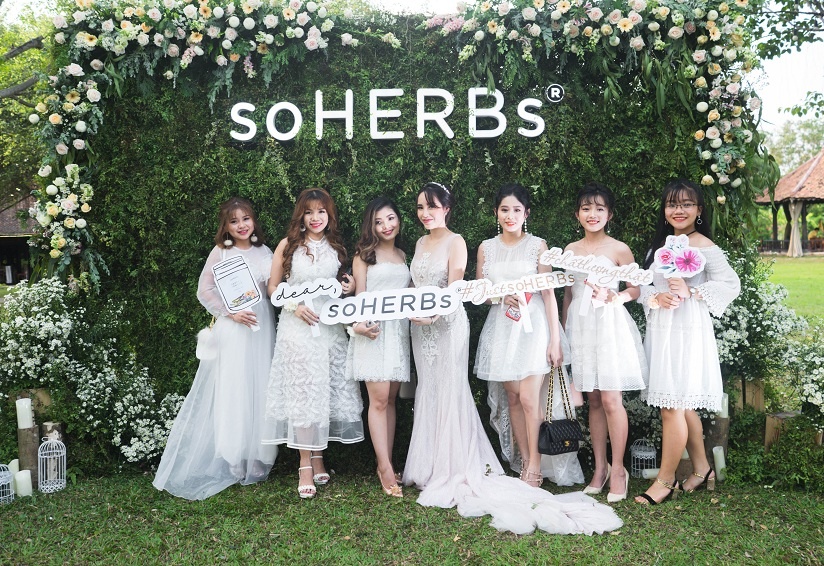 Da tiec trang cua my pham soHERBs quy tu gan 100 co gai xinh dep hinh anh