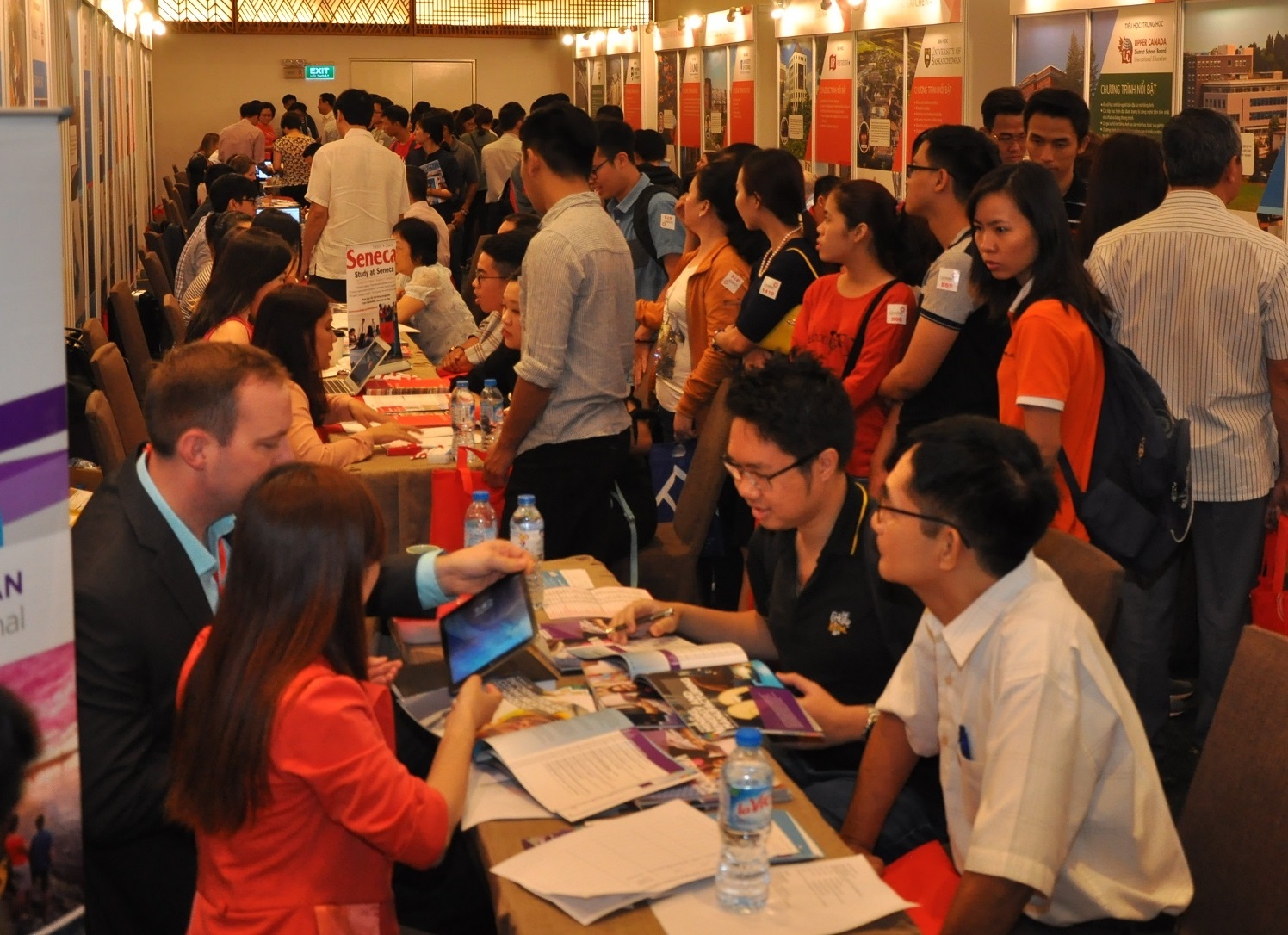 Cap nhat chinh sach thi thuc tai Trien lam giao duc Canada mua xuan hinh anh