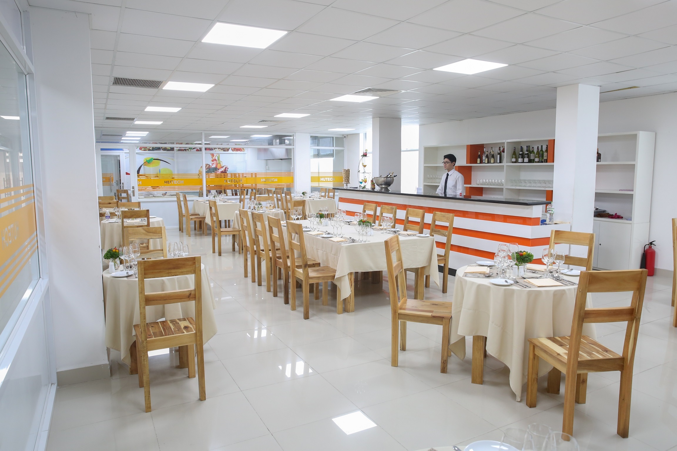 Dai hoc HUTECH anh 2