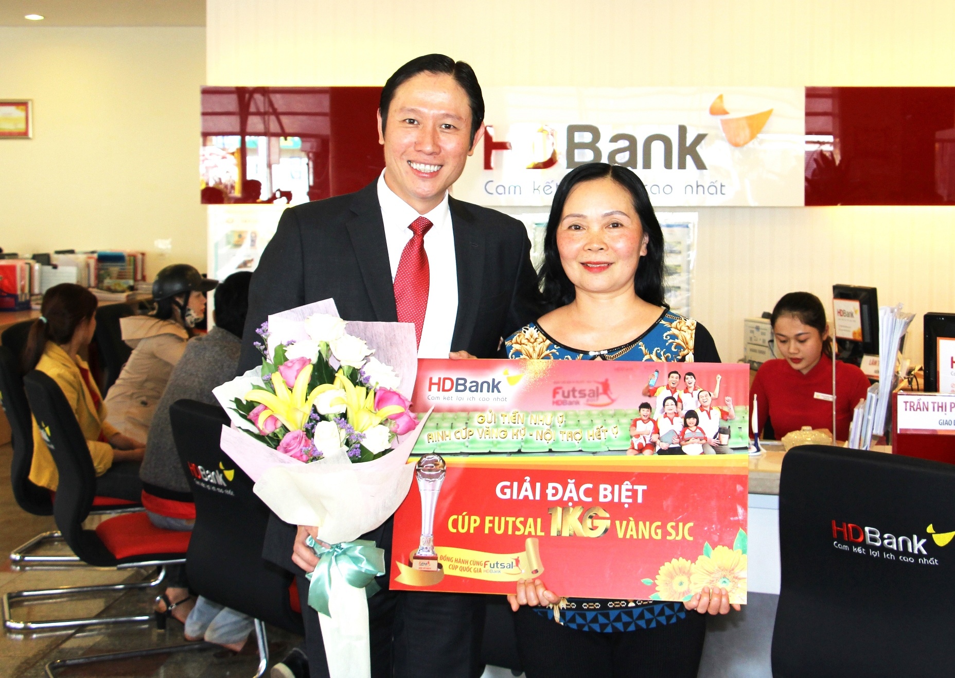 Trung 1 kg vang va hang tram giai thuong khi gui tiet kiem tai HDBank hinh anh