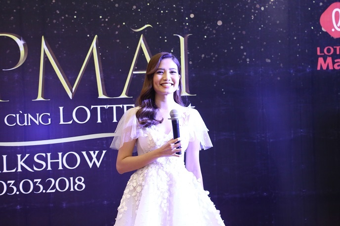 Ninh Hoang Ngan, An Phuong du talkshow lam dep tai Lotte Mart hinh anh