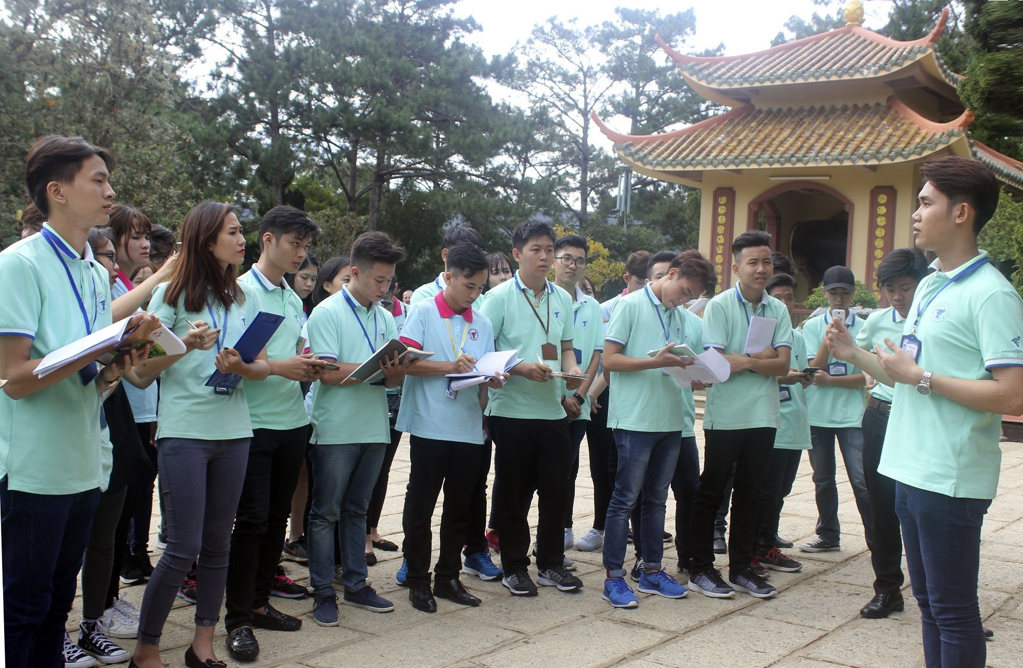 Truong Trung cap Viet Giao anh 1