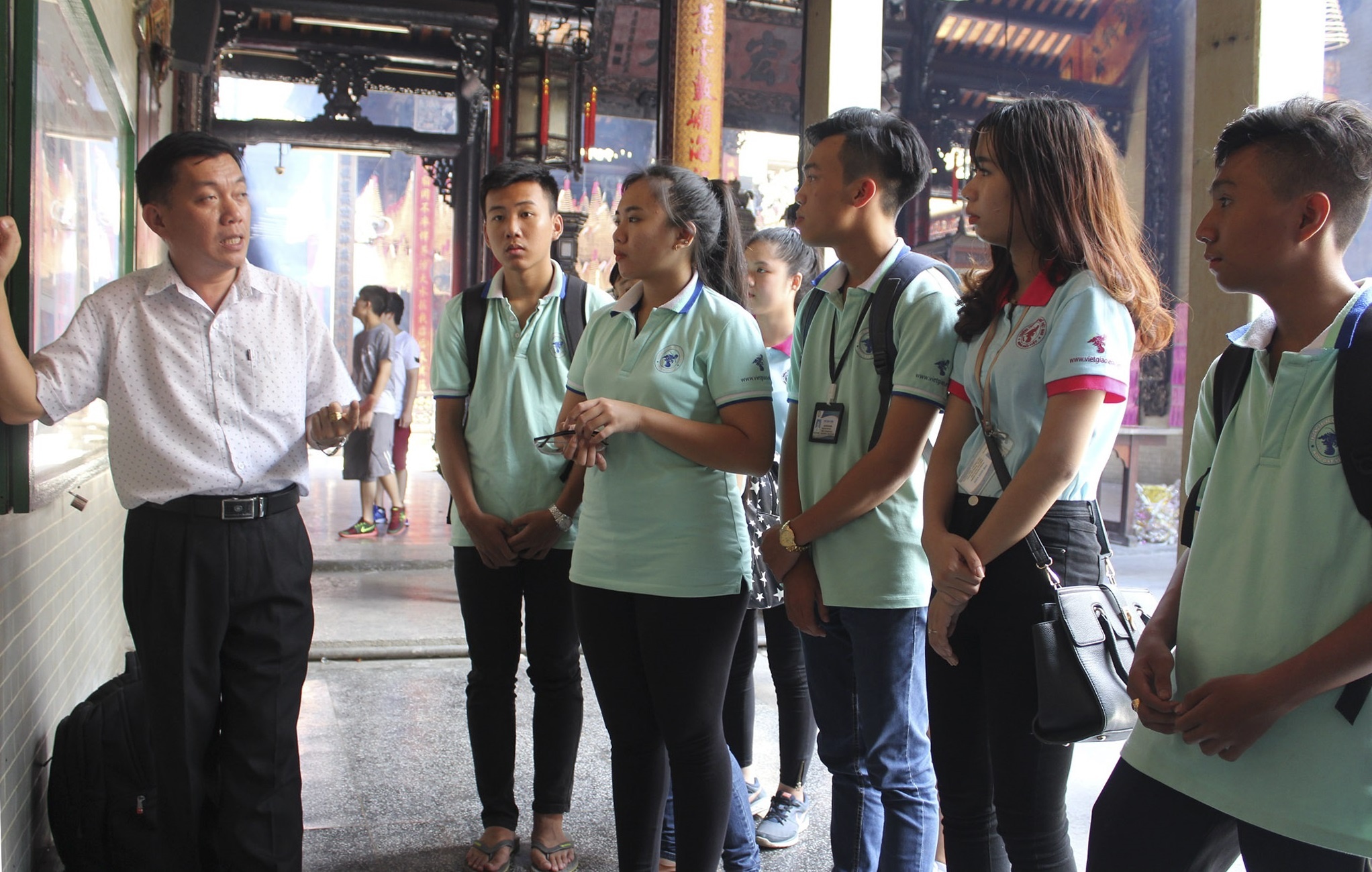 Truong Trung cap Viet Giao anh 3