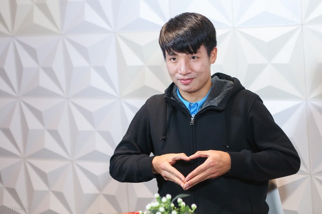 Hau ve Bui Tien Dung hoi tham, tang qua 8/3 cho me hinh anh