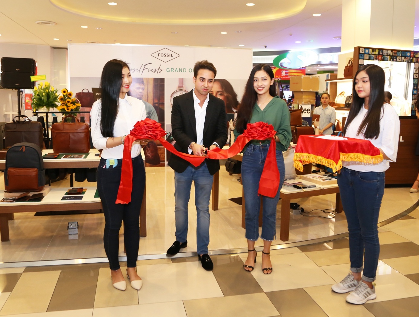 Fossil khai truong cua hang thu hai tai SC Vivocity quan 7 hinh anh