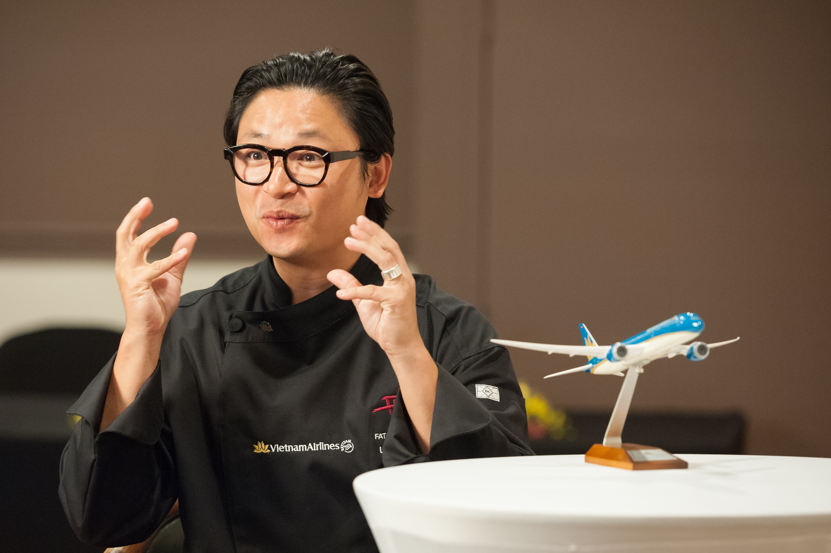Bep truong Luke Nguyen hop tac, sang tao thuc don cho Vietnam Airlines hinh anh