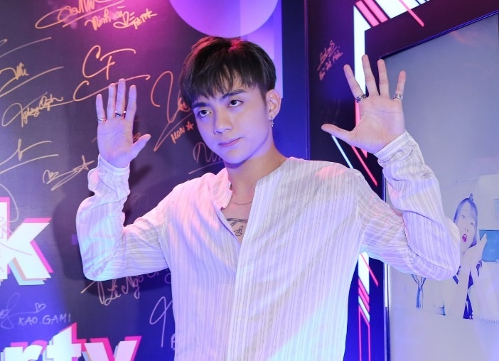 Soobin hoi ngo 200 ban tre chuyen khoi xuong trao luu mang xa hoi hinh anh