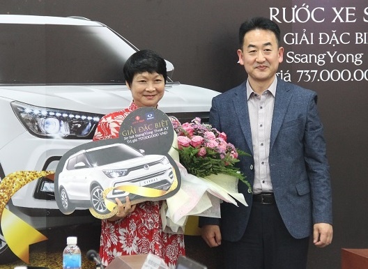 Lotte Mart trao giai xe hoi 737 trieu dong cho khach hang may man hinh anh
