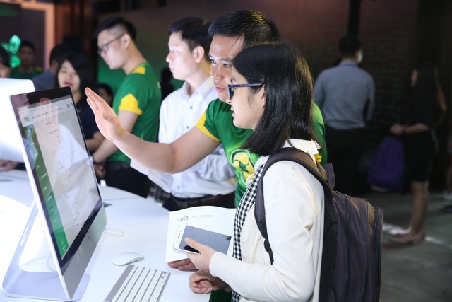 Su khac biet giua ngan hang da kenh va hop kenh giao dich hinh anh