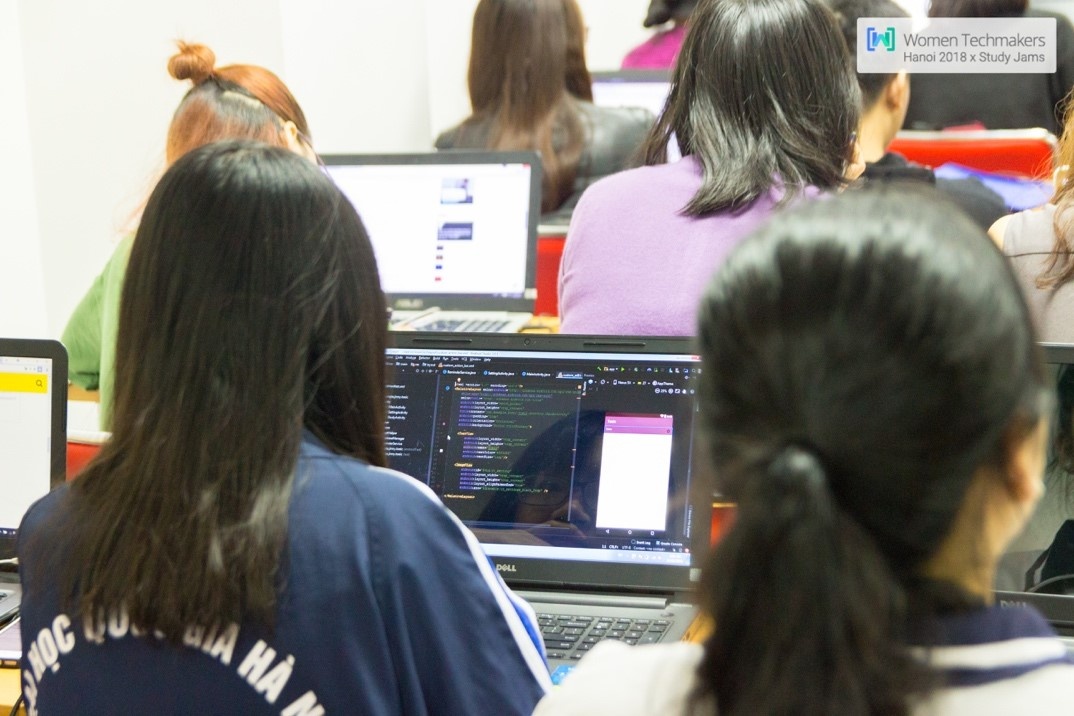 Tiep can giao trinh chuan Google tai lop lap trinh danh cho nu gioi hinh anh