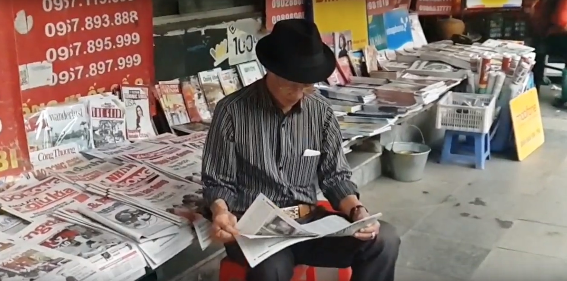 Co mot pho di bo von quen bong hoa la giua long Ha Noi hinh anh