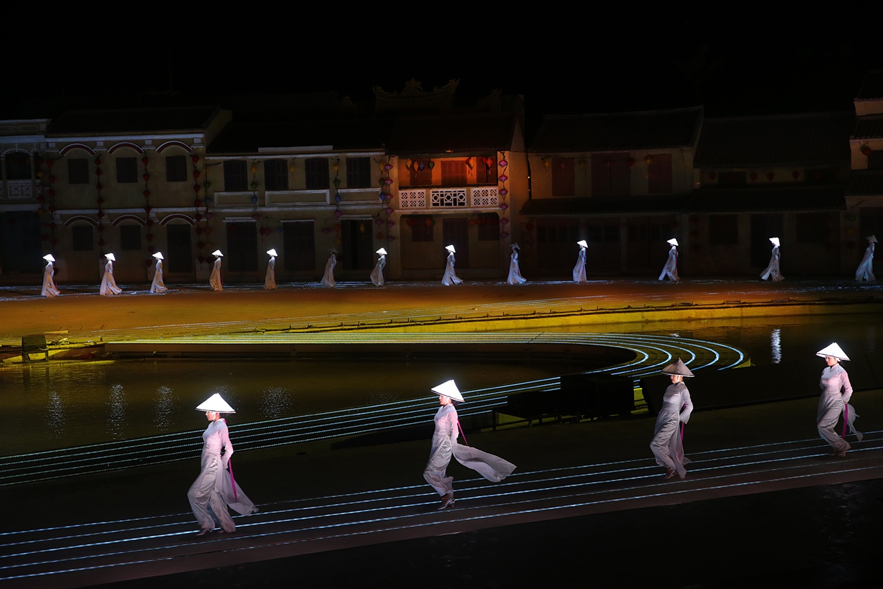 Show dien thuc canh ‘Ky uc Hoi An’ dat 2 ky luc Viet Nam hinh anh