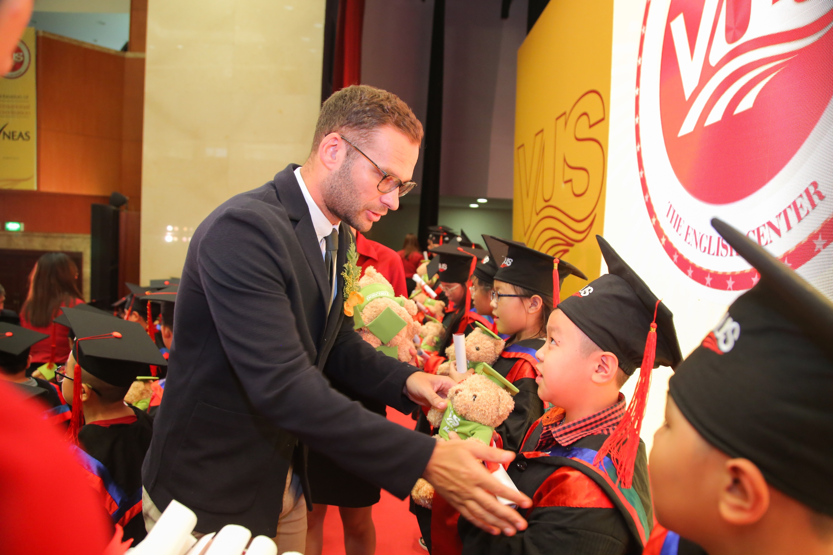 Hoc tieng Anh chuan quoc te tai trung tam duoc NEAS chung nhan hinh anh