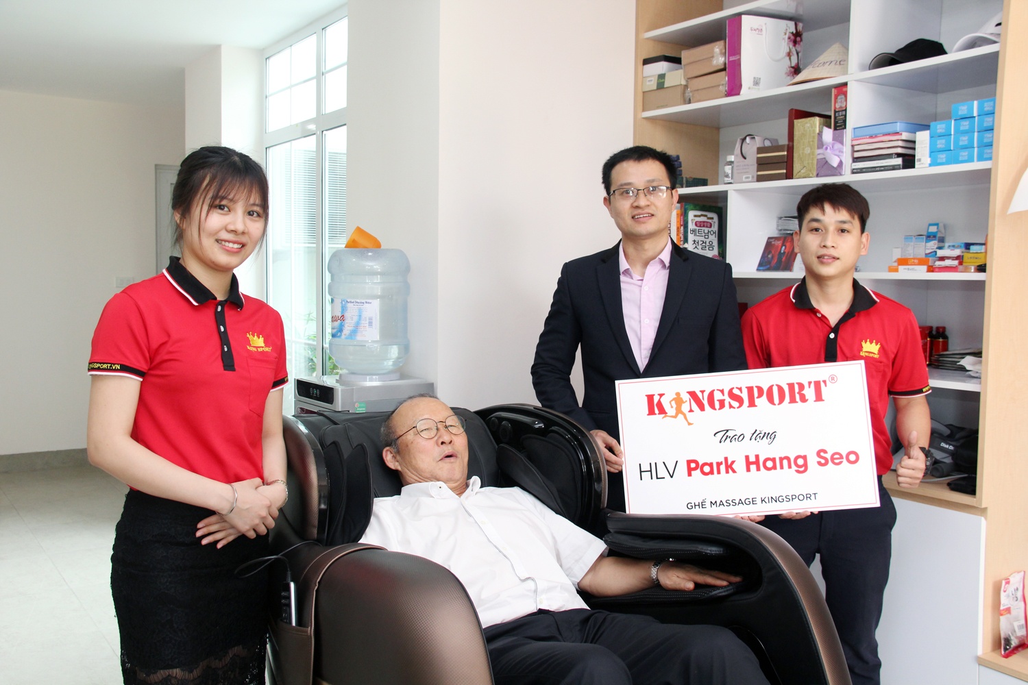 Kingsport tang ghe massage tri an HLV Park Hang Seo hinh anh